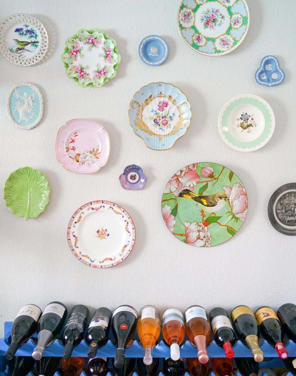 Hanging plates is a perfect idea for decorating kitchen walls.